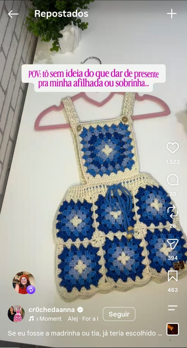 Reel de jardineira de crochê com o texto POV: tô sem ideia do que dar de presente