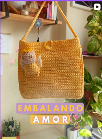 Bolsa de crochê com o texto Embalando amor