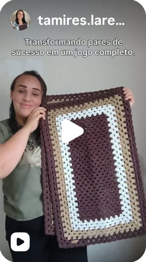 Reel da Tamires mostrando o jogo de tapetes de crochê